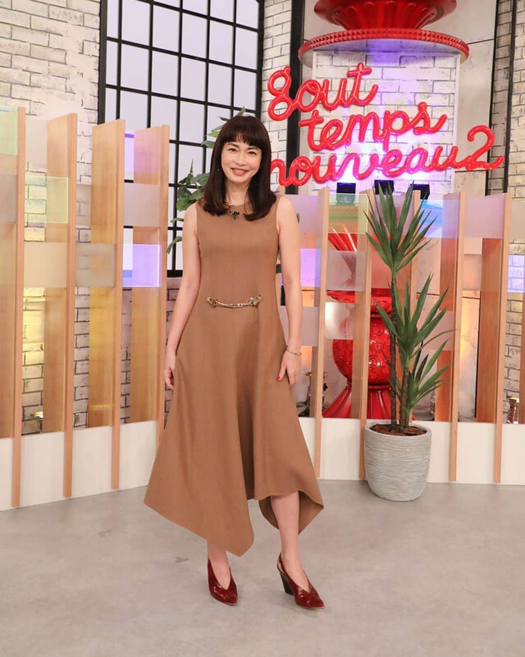 関西テレビ「グータンヌーボ2」さんのインスタグラム写真 - (関西テレビ「グータンヌーボ2」Instagram)「👗✨今週の #京子さんファッション ✨👠  キャメルOP #JWAnderson  @jw_anderson 靴　@toryburch ピアス　@livianacontiofficial バングル　#apmmonaco @apmmonaco  #京子さんのNEWヘアスタイル #可愛いです😘 #思わず抱きしめそうになった真ちゃん笑  #グータンヌーボ2 #fashion #ファッション #ファッションコーデ #おしゃれ #オシャレコーデ #スタイル #レディースファッション #長谷川京子 #京子さん」9月25日 17時19分 - gutan_ktv