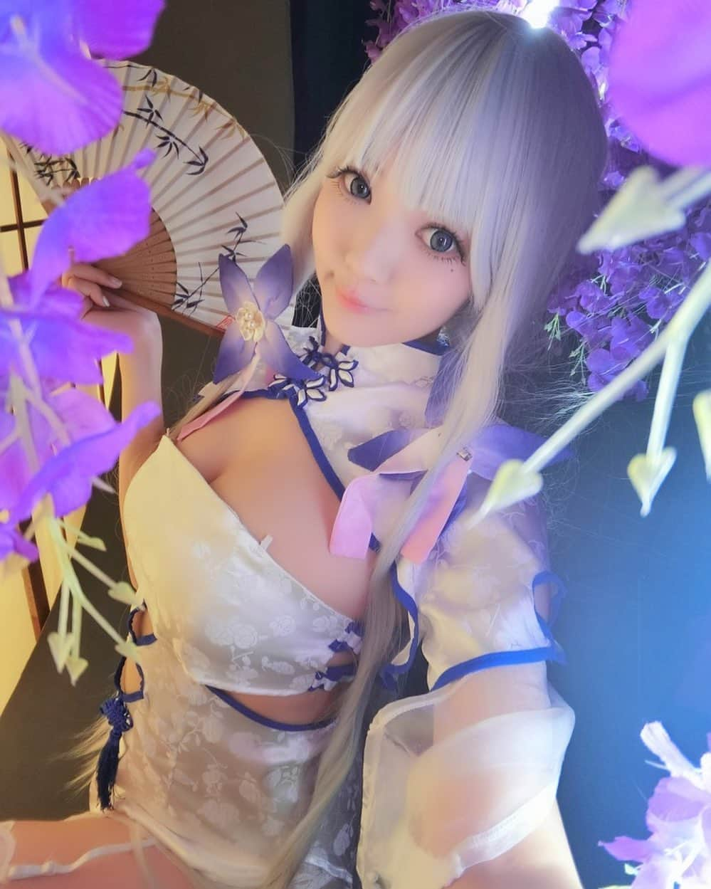 YingTzeさんのインスタグラム写真 - (YingTzeInstagram)「Commander ~ is there something that you would like to do with me ? 💕 _ Today’s Illustrious , Maiden Lily’s Radiance ver.  #blessed #azurlane #azurlanecosplay #illustrious #qipao」9月25日 17時21分 - yingtze