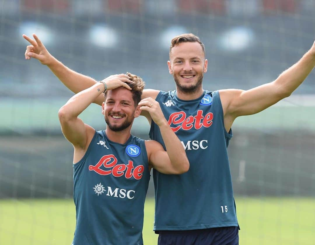 SSCナポリさんのインスタグラム写真 - (SSCナポリInstagram)「✌️😁 #FridayFeeling  💙 #ForzaNapoliSempre」9月25日 17時23分 - officialsscnapoli