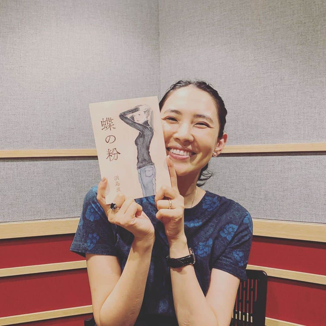 浜島直子さんのインスタグラム写真 - (浜島直子Instagram)「『TOKYO GAS Curious HAMAJI』  今週と来週のゲストは、アストロロジー・ライターの、Sayaさん💫 ・ LEEwebやELLEオン・ラインで星占いの連載をされているSayaさん。 それはもう大人気で、特に毎日頑張っている大人の女性たちから絶大な支持を得ています✨ ・ 私も実際にSayaさんに占ってもらったのですが、Sayaさんが読み解くホロスコープは、まるで人生の「地図」のよう。 過去に辿ってきた経験、挫折、踏ん張り時、達成感、心の変化。などなど。 星からのメッセージをSayaさんがわかりやすく優しく翻訳してくれて、「あー、だからあの時こうだったのか」「なるほど、今思い切ってやっちゃってもいいのか！」とか、それはもう痒いところを掻いてもらったような感じで何とスッキリ！🙌 ・ 今回8年ぶりに出版する『星を味方につける生き方、暮らし方〜不安な時代に翻弄されずに私を生きる〜』(集英社)では、コロナの影響で新しい価値観が生まれつつある今だからこそ、これからの時代をどのように捉え、どのように感じれば生きやすくなるのか、Sayaさんの実体験も交えてわかりやすく書かれています。 ・ ぜひ皆さんに手に取って、自分の星座、家族の星座、気になるあの人の星座、ページを巡ってみてください。 そこにはきっと、まるでカルテのように心が軽く柔らかくなる、星からのメッセージが書かれていると思います✨💫🌟 ・ Sayaさんがゲストの放送回は、9月26日、10月3日の土曜日。全2回。 bayfmで午前11時から。radikoで全国聴けますので、お時間ありましたらどうぞよろしくお願いします😊 ・ #東京ガス #bayfm #キュリオスハマジ #saya さん #星を味方につける生き方暮らし方 #magazinelee  #アストロロジーライター  #今年残り3ヶ月の運勢も #各星座ごとに教えてもらいましたよ❣️ #そしてもうすぐ発売の私の本についても🙈 #ドキドキ #蝶の粉 #10月2日発売」9月25日 17時32分 - hamaji_0912