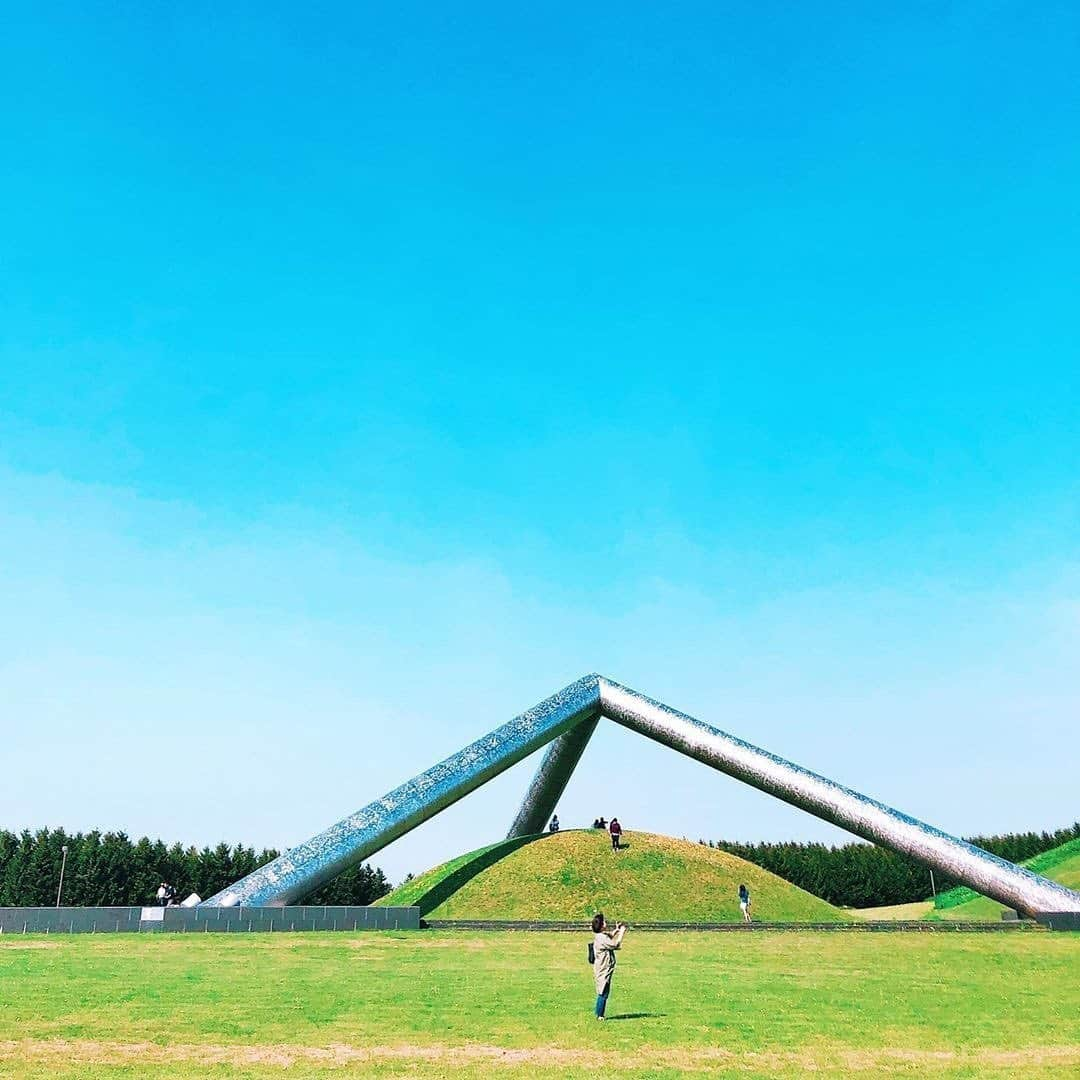 ピーチ・アビエーションさんのインスタグラム写真 - (ピーチ・アビエーションInstagram)「北海道モエレ沼公園にある #モエレ山 山頂へと続く階段を登ると目の前には空と大地の絶景パノラマビューが…!! 見晴らしがよく、すーーっと深呼吸したくなるようなスポットで、札幌市内まで見渡すこともできますよ😌 . 公園の大きさはなんと東京ドーム40個分！ とっても広い公園ですが、"全体がひとつの彫刻作品"となっていてダイナミックな作品や景観を楽しめるんです。 . 中でも、全面ガラス張りのピラミッド形施設 #ガラスのピラミッド は公園を象徴するモニュメントとなっていて迫力満点◎ ぜひ併せて訪れたいスポットの１つです♪ 👉モエレ山から歩いて10分ほどにあります👀 . 自転車を借りてサイクリングに行ったり、ピクニックをしたり…公園の楽しみ方は様々。 青空の下でリフレッシュ！なんて休日はいかがでしょうか😉 . . . . . . . . . . . . . . . . . . . . . . . . . . . . . . . . . . . . ▶Photo by @aipon79 OOKINI!! ▶Place： #北海道 #札幌市 . . . . . . . . . . . . . . . . . . . . . . . . . . . . . . . . . . . . Peachでは各就航地で撮影された皆さまのお写真をInstagramでご紹介させていただいています。 #fly_peach をつけて投稿してください✨ . #モエレ沼公園 #北海道旅行 #北海道観光 #ピクニック #写真散歩 #アート旅 #のんびり休日 #次の旅先リスト #公園デート #国内旅行好き #hokkaido #ig_hokkaido #hokkaidolikers #japan_of_insta #bestphoto_japan #look_japan #art_of_japan #japan_art_photography」9月25日 17時30分 - flypeach