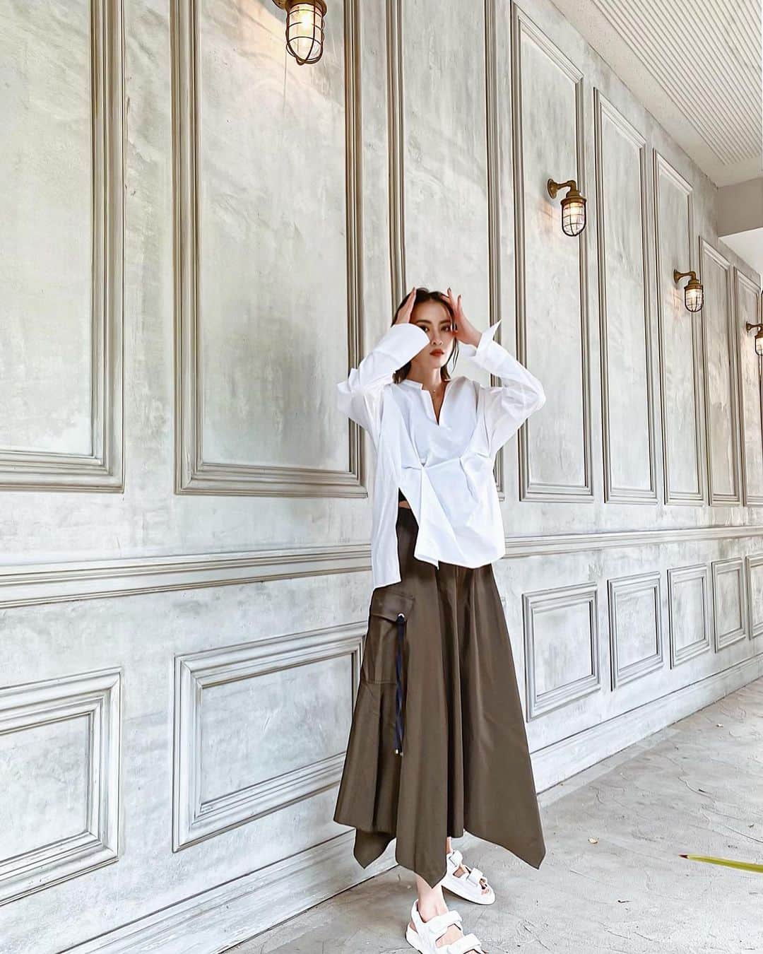 孫きょうさんのインスタグラム写真 - (孫きょうInstagram)「O O T D 🦎﻿ ﻿ skirt @paulstuart_advance﻿ ﻿ ハンカチを垂らしたようなヘムラインが﻿ きれいなドレープになってて歩くと可愛い🍃﻿ ﻿ カーゴ風のサイドポケットで﻿ 甘くなりすぎないディテールに🖤﻿ ﻿ #PaulStuartadvance #psa #SkirtStyle #autumnlook #autumnskirt #awcollection #ootd #outfit #ポールスチュアートアドバンス #ハンカチヘムスカート」9月25日 17時30分 - sonkyou1013