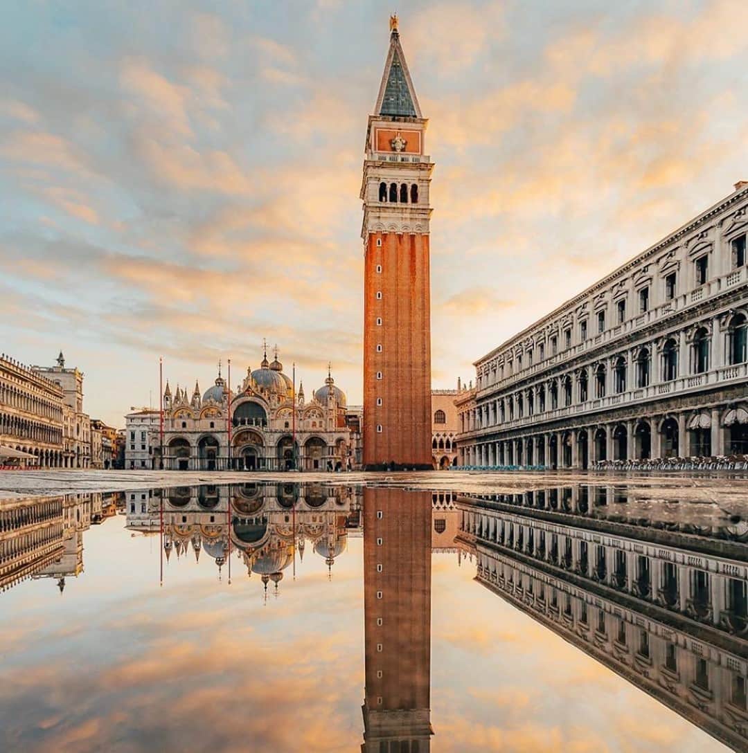 エールフランスのインスタグラム：「Miroir d'eau sur la Place Saint Marc  Acqua alta in Piazza San Marco  📸: @wonguy974  #AirFrance #EnvieDailleurs #wanderlust #travel #venise #Italie #Italy #views #sky #travelspic」