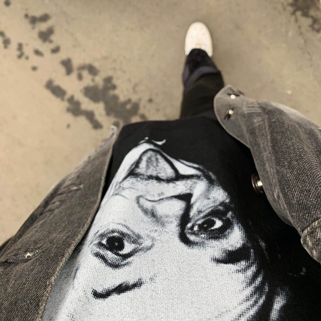 mitsuxmitsu24のインスタグラム：「Learn from yesterday, live for today,hope for tomorrow.  Einstein said  * * 昨日より今日。 今日より明日。 * 最近、プリントTシャツが気になってて、 アインシュタインTシャツの次はブルースリーTシャツ買ってみた。 千代の富士Tシャツ欲しかったなーw * * #ootd #outfit #outfitoftheday #einstein  #surfer #surfergirl」