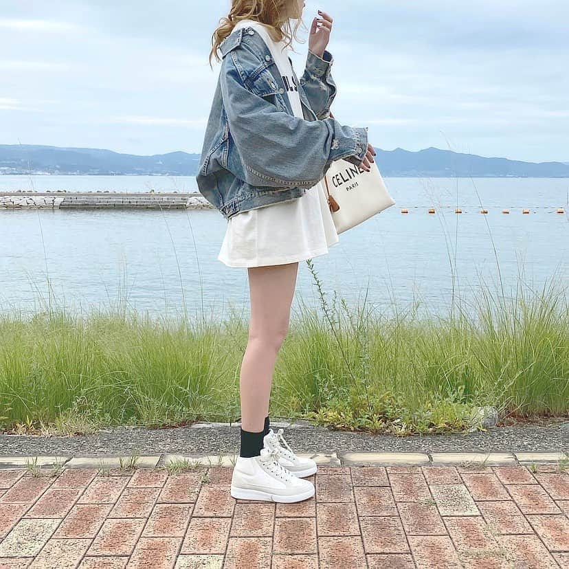 Maiさんのインスタグラム写真 - (MaiInstagram)「・ @apc_paris のスニーカー可愛い♡👟☝️ ・ ootdの詳細と一緒にブログにも詳しく書いてます🌸 #ootd #moussy #sneaker #apc #celine #celinebag  ・ #今まで全く興味の無かった私が #この前の音楽番組でたった1回聴いただけで #ハマるとは #BTSさん凄すぎ #でも #Dynamiteが好きすぎて #他の曲は一切聴いた事ないw #なにあのダンスの上手さ✨ #初めて見て衝撃うけた #BTSって人気あるのね〜って今さら知るというw #そりゃあの歌唱力とダンスだったら世界的に人気があるわな #最近はずーっとYouTubeでDynamite聴いてて #Dynnnnnananaehが頭の中グルグルしとる🌀 #ブログにもあーだこーだ書いてます」9月25日 17時38分 - maimaimai1016