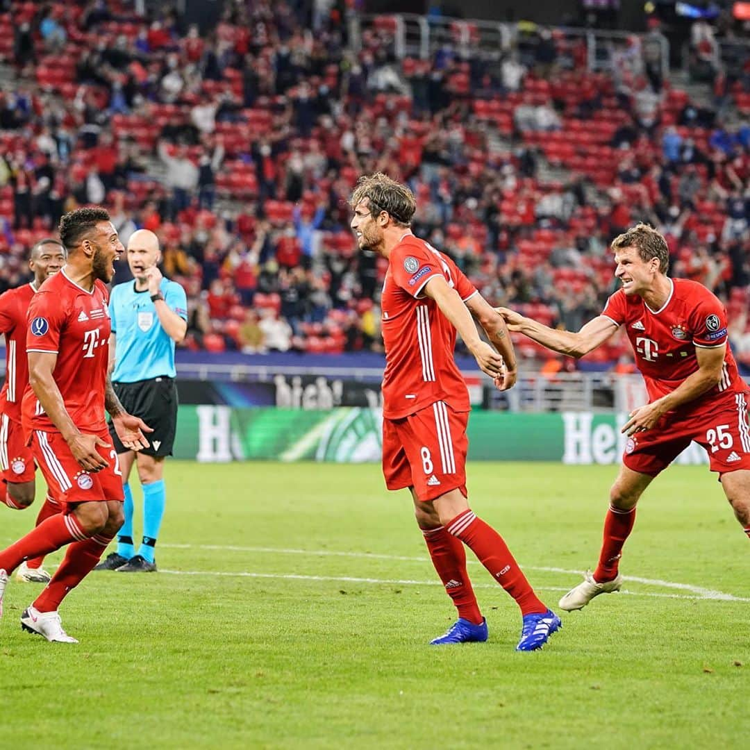 トーマス・ミュラーさんのインスタグラム写真 - (トーマス・ミュラーInstagram)「This is our Mr. Supercup 🏆. Not so easy to catch you, @javi8martinez 😀👍🏼💪 #fcbsev #fcbayern #esmuellert #miasanjavi #quadruple」9月25日 17時40分 - esmuellert