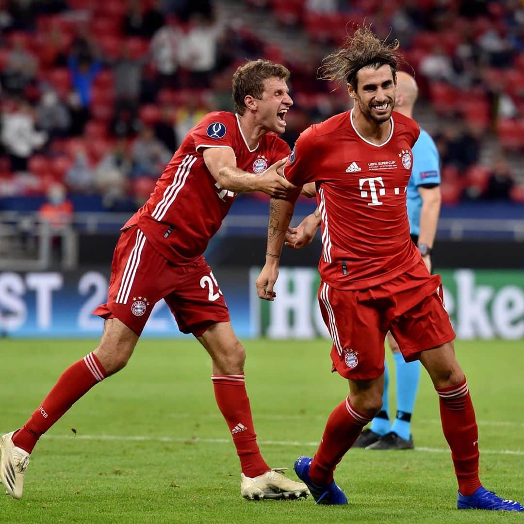 トーマス・ミュラーさんのインスタグラム写真 - (トーマス・ミュラーInstagram)「This is our Mr. Supercup 🏆. Not so easy to catch you, @javi8martinez 😀👍🏼💪 #fcbsev #fcbayern #esmuellert #miasanjavi #quadruple」9月25日 17時40分 - esmuellert