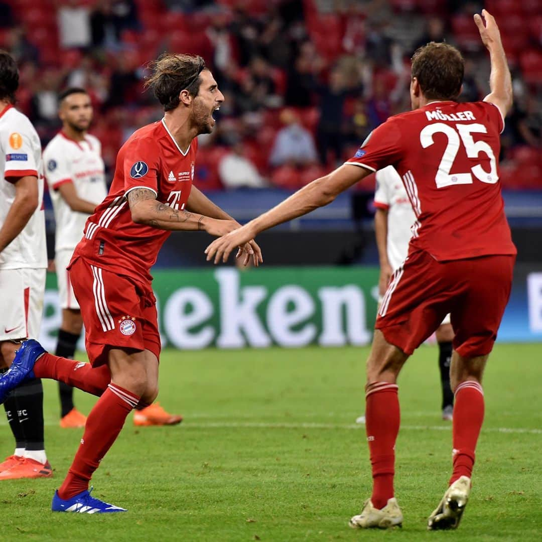 トーマス・ミュラーさんのインスタグラム写真 - (トーマス・ミュラーInstagram)「This is our Mr. Supercup 🏆. Not so easy to catch you, @javi8martinez 😀👍🏼💪 #fcbsev #fcbayern #esmuellert #miasanjavi #quadruple」9月25日 17時40分 - esmuellert