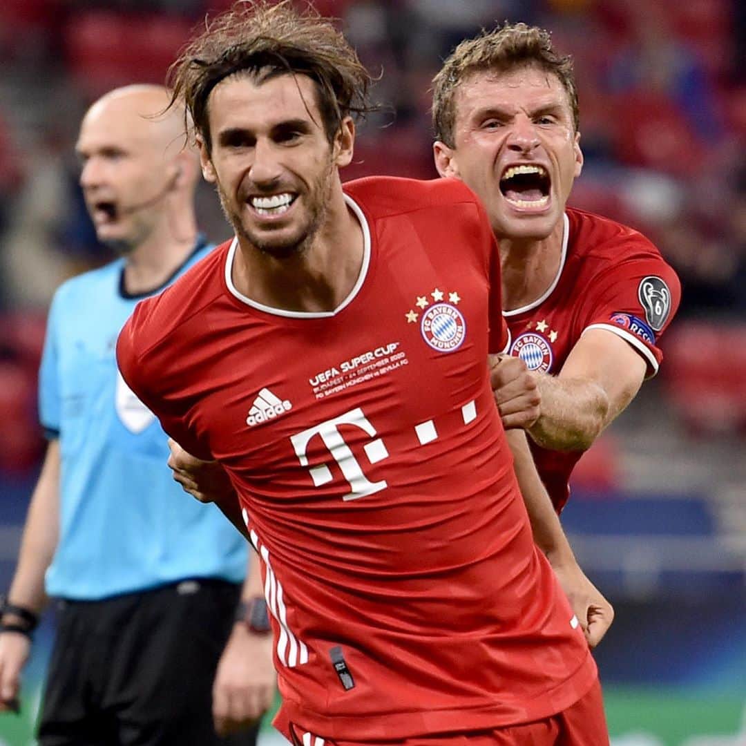 トーマス・ミュラーのインスタグラム：「This is our Mr. Supercup 🏆. Not so easy to catch you, @javi8martinez 😀👍🏼💪 #fcbsev #fcbayern #esmuellert #miasanjavi #quadruple」