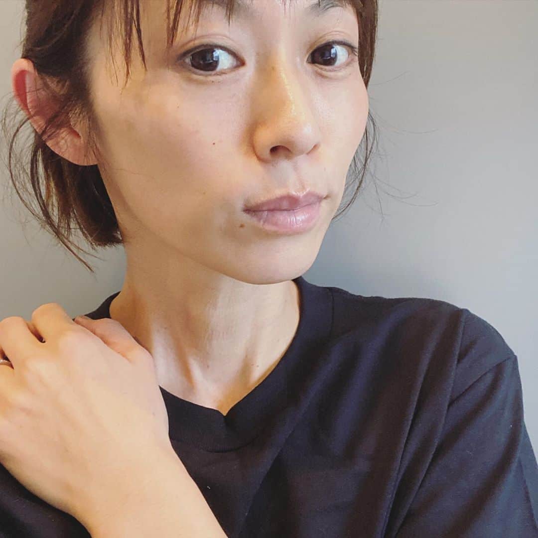 畑野ひろ子のインスタグラム：「先程の @addictionbeauty_official の口紅は、撮影でメイクさんのものなので、つけた色味を見せられずごめんなさい🙏12月号のSTORY撮影でした。 もともと、ヌーディな色味がタイプなので、この私の唇の色に血色をふんわりのせたようなイメージでした💋」