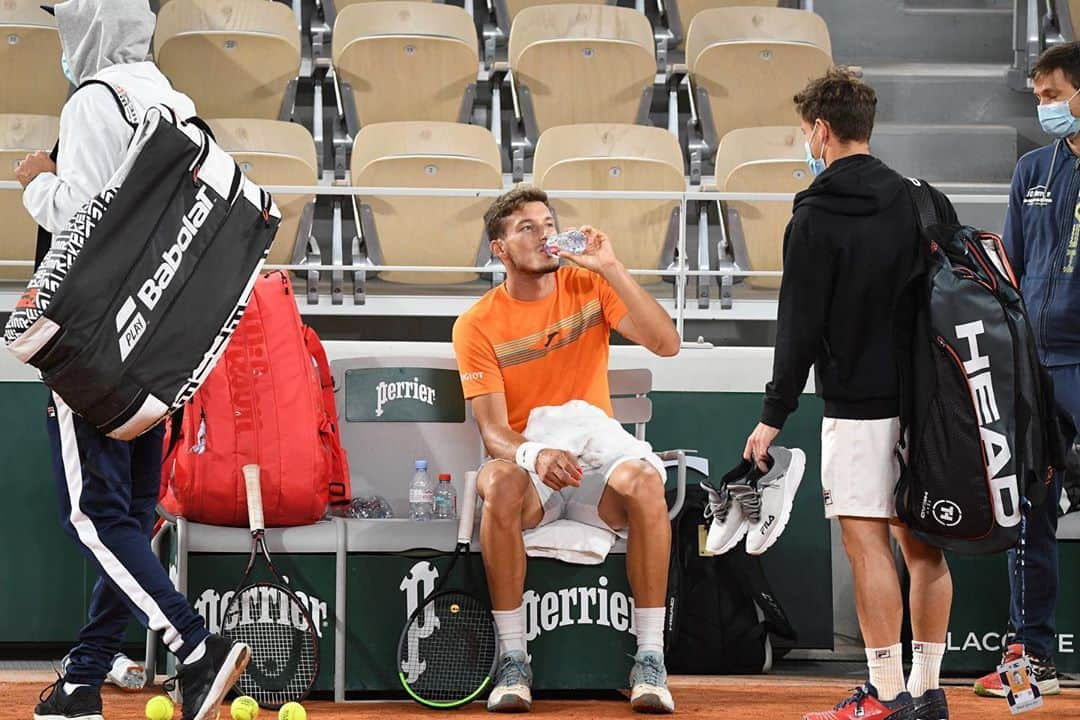 パブロ・カレーニョ・ブスタのインスタグラム：「Después de un buen entreno con @alexzverev123 , escuchando los consejos de @dieschwartzman para ganar a Rafa en clay 🤣 #rolandgarros #philippechatrier」