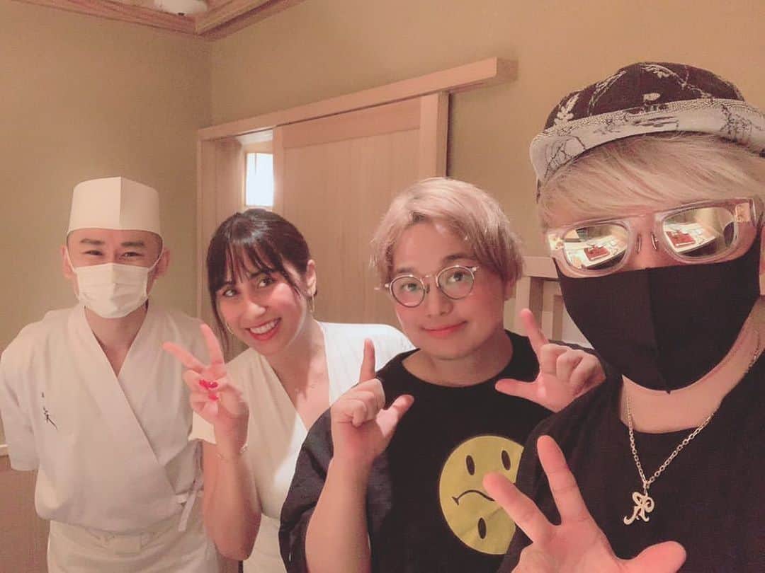 のインスタグラム：「ご飯を食べさせてくれるパパ…じゃなくてラファさんとノニーちゃんと会食でした！楽しいー！からのウルトラCー！ #YouTuber #ラファエル　さん #jewelilytokyo  #ジュエリリートーキョー  #ノニー　ちゃん #はぎちゃんちゃんねる」