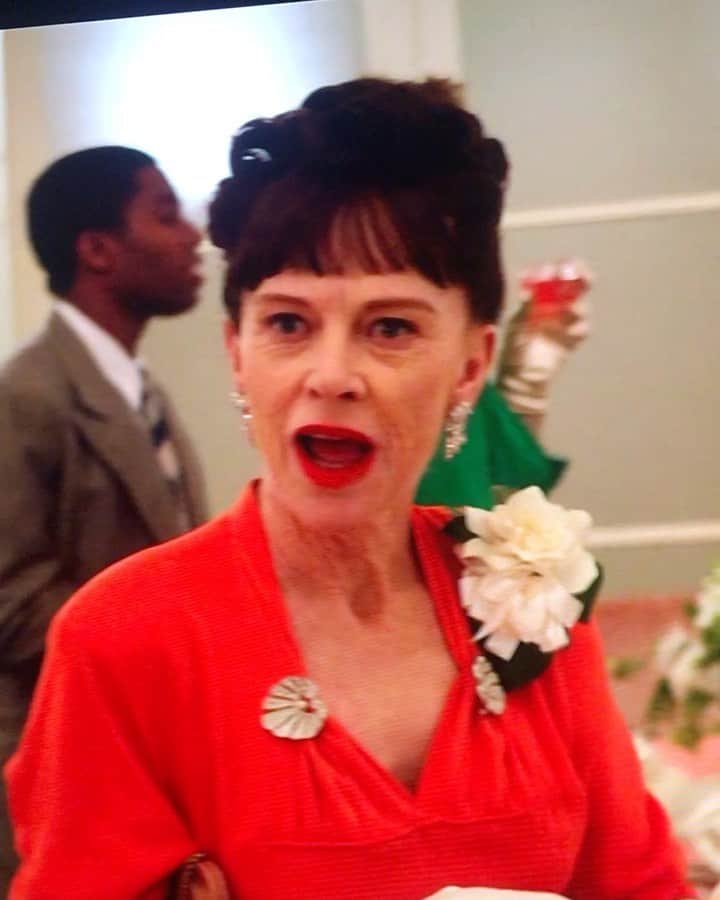 エリザベス・リーサーのインスタグラム：「Can you imagine any person on the planet other than Ryan Murphy that would make this show? The world did not make space for this. He did. I’m blown away. Let’s also talk about the genius Judy Davis. You don’t get to have Judy Davis!! This doesn’t happen every day! Living for it.  @ratchednetflix」
