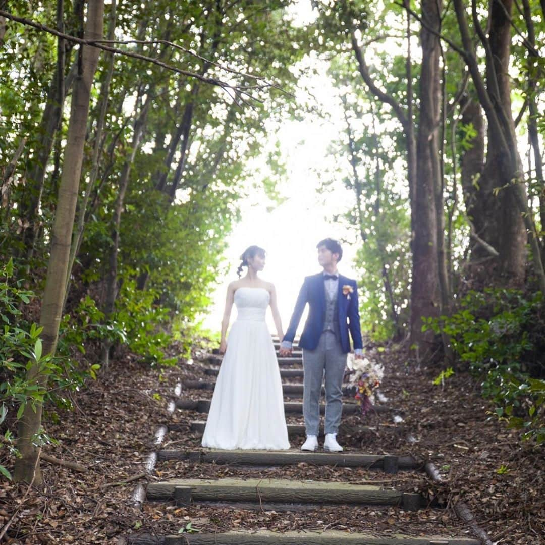 枝川結花さんのインスタグラム写真 - (枝川結花Instagram)「． 2020.9.21🌿後撮り撮影 徳島県板野郡の森🌱🌱🌱 ． ウェディングドレス×タキシード ． 衣装 @venifeel 💗 富山から衣装をお借りして ロケーション撮影をしました📸 何着もある素敵なドレスの中から 私の憧れだった、 シンプルな1着を選びました。 ． ． ３枚目→花嫁のくせに筋肉ゴリゴリですんません。 🙇‍♀️💦🙇‍♀️💦(ただの筋肉質なのです) ．  #photowedding#bridal #location#photo photoby @niimi_213_photo #後撮り#ロケーション撮影 #前撮り#後撮り#ブライダルフォト ．」9月25日 23時13分 - edagwyk84