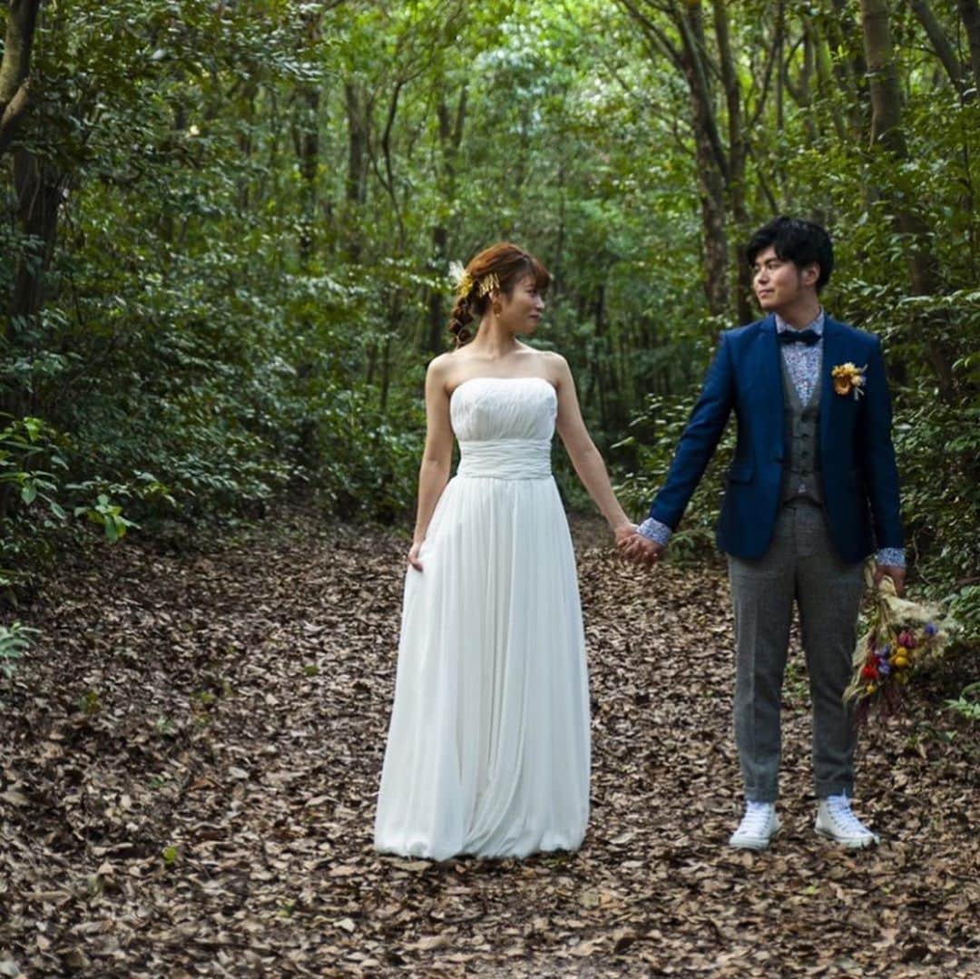 枝川結花のインスタグラム：「． 2020.9.21🌿後撮り撮影 徳島県板野郡の森🌱🌱🌱 ． ウェディングドレス×タキシード ． 衣装 @venifeel 💗 富山から衣装をお借りして ロケーション撮影をしました📸 何着もある素敵なドレスの中から 私の憧れだった、 シンプルな1着を選びました。 ． ． ３枚目→花嫁のくせに筋肉ゴリゴリですんません。 🙇‍♀️💦🙇‍♀️💦(ただの筋肉質なのです) ．  #photowedding#bridal #location#photo photoby @niimi_213_photo #後撮り#ロケーション撮影 #前撮り#後撮り#ブライダルフォト ．」
