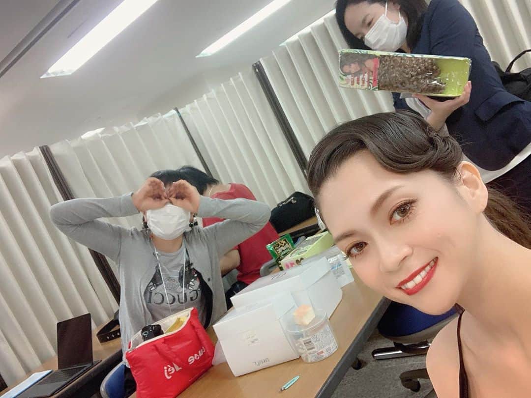 小柳ゆきのインスタグラム：「11月14日(土)放送のNHK-BSプレミアム「歌える！J-POP黄金のヒットパレード決定版！」収録でした！  久しぶりあの曲をTVで生バンドで歌唱します😊 更に私の青春時代のあの曲をコラボさせて頂きました✨  まだO.Aは先ですが楽しみです！また近くなったらお知らせしますね。  しかしいつも現場は楽しいなー😄」