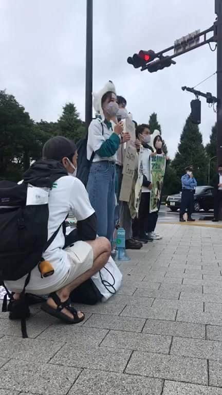 小野りりあんのインスタグラム：「全世界で企画されてる気候アクションで 東京の学生オーガナイザーの声をぜひ聴いてみてください🌈✨  #fightclimateinjustice #シューズアクション #気候危機に特効薬なし #地球を守ろう」