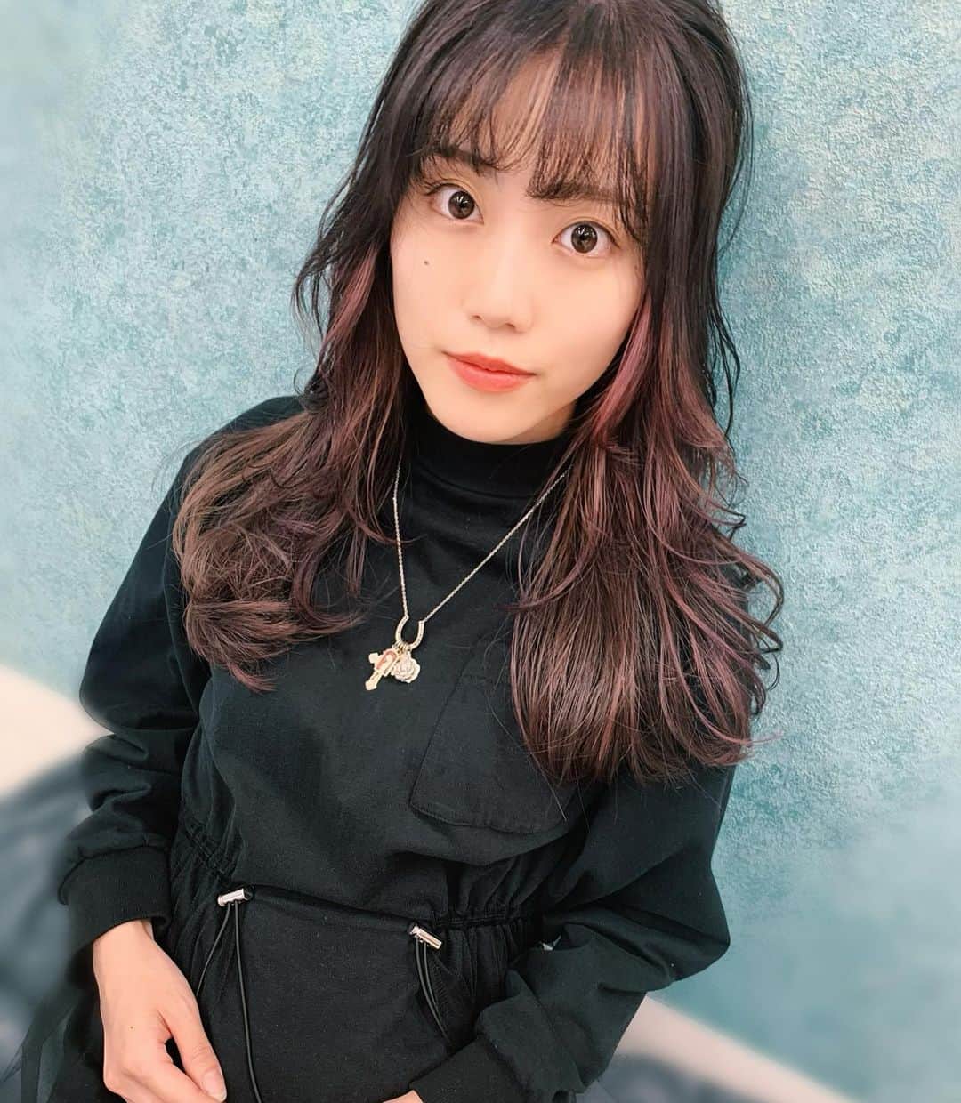 菜々香のインスタグラム：「明日のライブ仕様にヘアカラーしてきましたー！！！アドレナリンがでるね！みんな一緒にたのしみましょうー！🥰🥳🔥  今回もかわいすぎる髪色… イヤリングカラーでピンクを🥰 いつもありがとうございます！！ 私のオアシス！ @machidaharuu @ash_shimokitazawa  ------------------------------ 💜Youtube 生配信LIVE 明日！💜 ▼9.26(sat) 21:00から！ Series “Duo” ~Intimately...Yours~ vol.1 Nanaka x Mari   ▼配信先　 youtube.com/mariishida  ▼ミュージックチャージ制（値段設定は皆さんで^_^是非ご協力お願いします）‼︎⭐️ mosh.jp/mariishida  #newhaircolor#hairstyle#haircolor #hair#style#pinkhair#イヤリングカラー#イヤリングカラーピンク#ash#イルミナカラー」