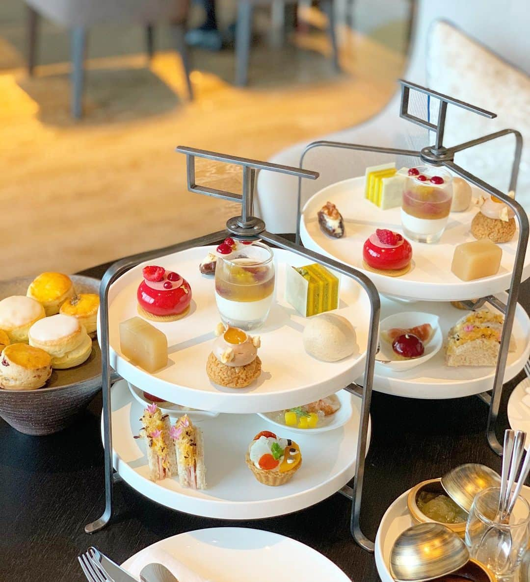 越馬千春さんのインスタグラム写真 - (越馬千春Instagram)「☕️💕  @fsotemachi  #fourseasonshoteltokyootemachi #fourseasonshotel#フォーシーズンズホテル東京大手町 ﻿#フォーシーズンズホテル#アフタヌーンティー#afternoontea #AT #tea #スイーツ#sweets #teatime #sweets #cake #chocolate #dessert #千春の趣味#アフタヌーンティー会#和洋折衷」9月25日 17時59分 - chiharukoshiba