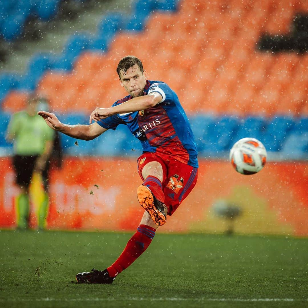 ファビアン・フライさんのインスタグラム写真 - (ファビアン・フライInstagram)「Keine gute Leistung, aber eine Runde weiter!💪❤️💙 #immerweiter #zämmestark #uel @fcbasel1893」9月25日 17時59分 - fabianfrei20