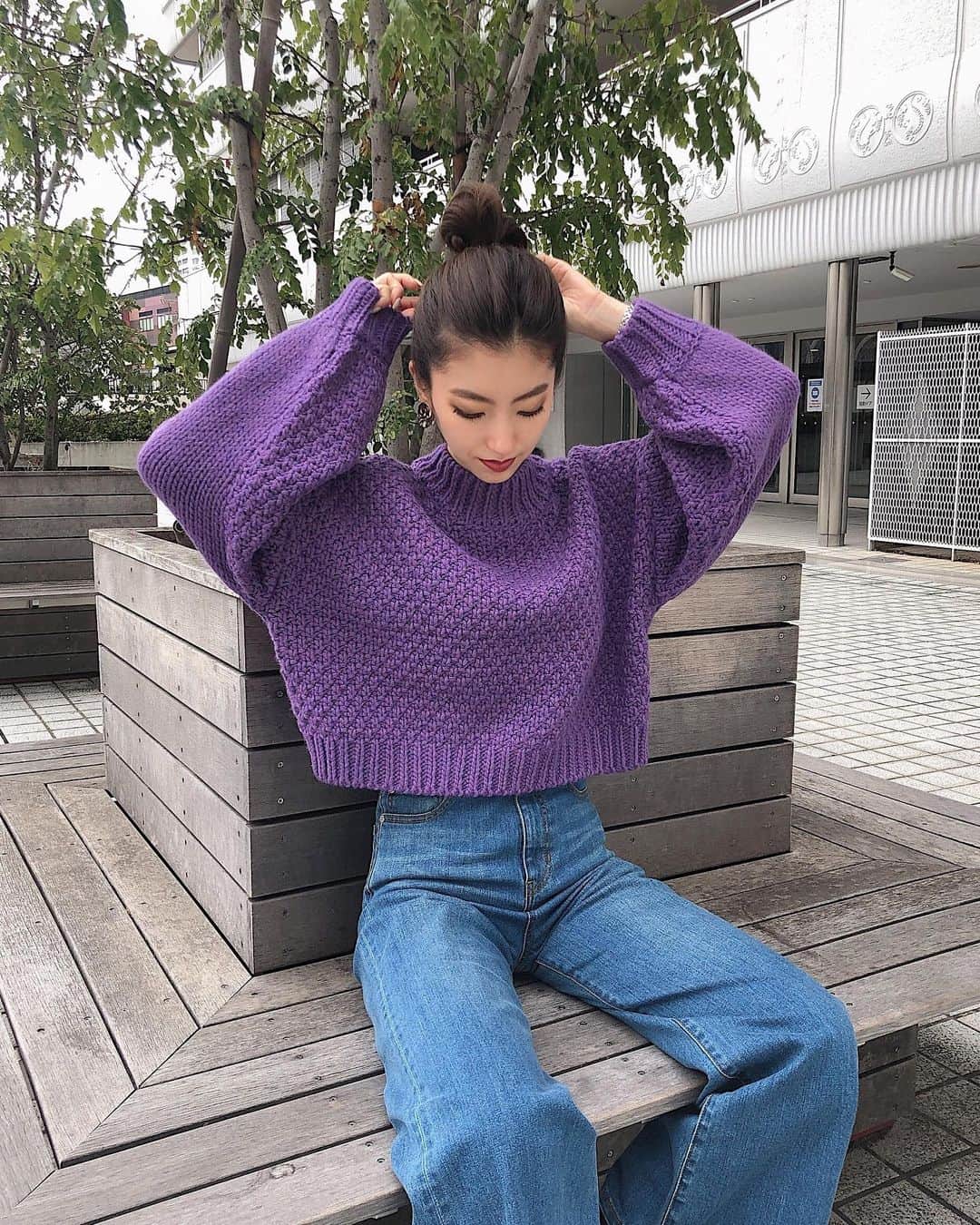 のインスタグラム：「. . #スラックスリーブニット イタリア系を使用した特別なニット🧶 . パープルに惹かれた🍇 編み方が前後違うんやけど どっちを前にしても着れる2way✌️ . #MURUA#murua_snap#murua_by_staff#code#fashion #ムルーア#ニット#秋コーデ#コーデ#ファッション」