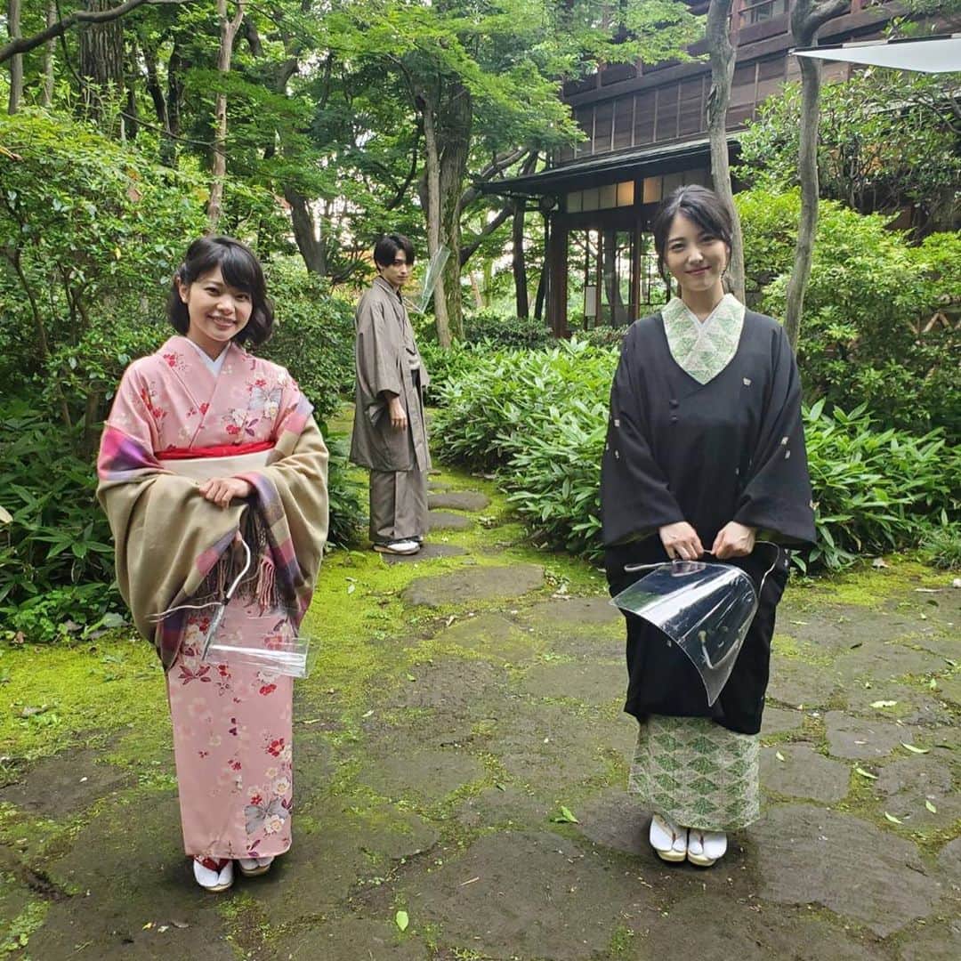 【公式】私たちはどうかしているのインスタグラム：「﻿ ‪オフショ公開‼️本日はこちら🌟﻿ ‬﻿ ‪#七桜ちゃんと栞ちゃん‬﻿ ‪#その奥に‬﻿ ‪#チラリ椿さま👀✨‬﻿ ‪#両手に花やん🌼‬﻿ ‪#恋のトライアングル～🔺‬﻿ ‪#全力で想いを伝えるも‬﻿ ‪#叶わなかった栞ちゃん🥺‬﻿ ‪#カオスな恋の行方は⁉️‬﻿ ‪#私たちはどうかしている ‬﻿ ‪#わたどう‬﻿ ‪#浜辺美波‬﻿ ‪#横浜流星‬﻿ ‪#岸井ゆきの‬﻿ ‪#最終回2時間SP9月30日夜9時‬」