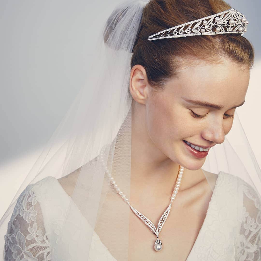 のインスタグラム：「‘Sarah’ーa new tiara and necklace embodying the essence of a noble princess. Lustrous pearls, sparkling diamonds, and a well-defined form result in an authentic design, creating the perfect adornment for an elegant bridal dress. #TASAKI #TASAKIbridal #TASAKItiara #TASAKISarah ​#TASAKIdiamond #diamond #TASAKIpearl #pearl #tiara #necklace #wedding #bridal」