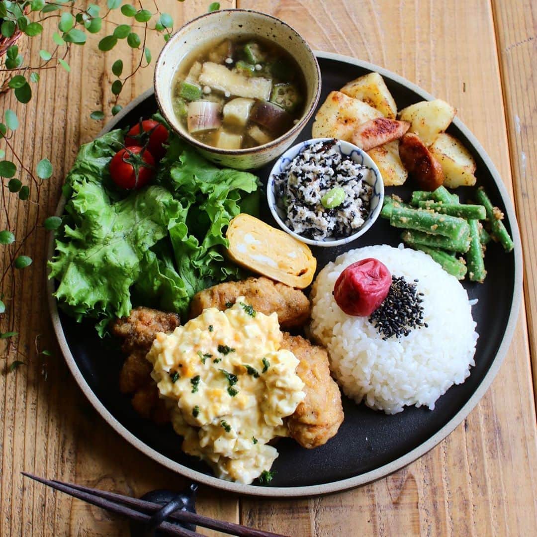 Atsukoさんのインスタグラム写真 - (AtsukoInstagram)「Today's lunch 2020.09.25 ･ ･ チキン南蛮 隠元の胡麻和え ジャーマンポテト ヒジキの白和え 卵焼き 茄子と揚げとオクラの味噌汁 ･ ･ 今日は自分でお弁当作る！と娘が言うので少しお手伝い。笑 卵焼きを作って、鶏肉を揚げて。 鶏肉揚げながら、ジャーマンポテトも作成。 最後に隠元の胡麻和えを。笑 卵焼きは前に自分で作ったことあったみたいなので、コツを教えながら。 揚げ物も油はねとか特に気にせずこなしてました✨✨ 次は全部自分でつくれるといーねぇ。笑」9月25日 18時00分 - sakuracafe001