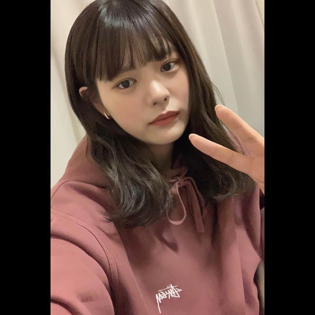 木村なつみのインスタグラム：「服に引っ張られすかしたピースする木村とにやける木村と微笑む木村です」
