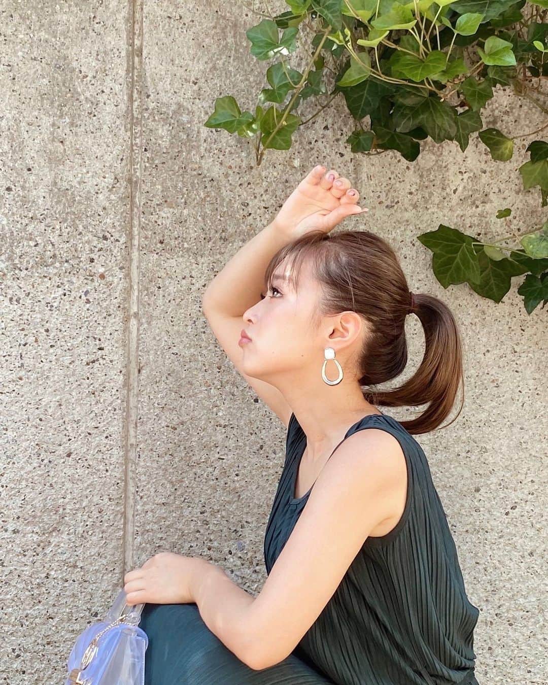村崎英絵のインスタグラム：「3ヶ月に1度必ずやってくる髪型変えたい願望🥺💕今回は前髪に飽きてしまって目標達成するまで切りません！をする😠！ ㅤㅤㅤㅤㅤ 前髪を短くしてもう1年が経って 最初は『前髪邪魔だ！』と 何度も喧嘩をしてしまっていたけど笑 まさか1年も仲良くできるなんて思わなかった😳 たぶん、周りのみんなが前髪を褒めてくれたから もうすこし仲良くしようって思ったんだと思う🥰 また前髪を切った時は 『邪魔だ！』じゃなくて 『会いたかった！おかえり♡』って 言ってあげよう💇🏼‍♀️💕 ㅤㅤㅤㅤㅤ 前髪お世話になりました💗 次回から前髪切りません！！ ㅤㅤㅤㅤㅤ ㅤㅤㅤㅤㅤ ㅤㅤㅤㅤㅤ #前髪 #ぱっつん前髪 #ポニーテール  #イメチェン #秋コーデ  #低身長コーデ #低身長ファッション #おちびコーデ #146cmコーデ #きょコ  #セシルマクビー」