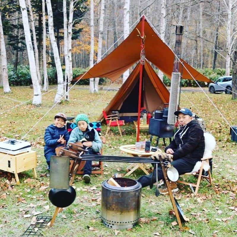 キャンプ情報サイト［ランタン］さんのインスタグラム写真 - (キャンプ情報サイト［ランタン］Instagram)「CAMP SMILE STYLE ／ こだわりぬいた自作の アウトドアギアを愛用！ ＼ いろんなキャンパーのキャンプスタイルを現地取材と一般キャンパーからの投稿で数多く掲載してます。 . . 詳しくは @lantern.camp webサイトをご覧ください . . #camp #camping #outdoor #travel #trip #lantern_smile #nature #キャンプ #キャンプ用品 #アウトドア #テント #自然 #旅行 #キャンプ初心者 #キャンプ好きな人と繋がりたい #キャンプスタイル #LANTERN #キャンプギア #アイアンラック #キャンプストーブ #ヴェイパラックス #vapalux #diy #diyギア #秋キャンプ #焚き火 #薪割り #犬連れキャンプ  #ファミリーキャンプ #アカイガワ・トモ・プレイパーク」9月25日 17時54分 - lantern.camp