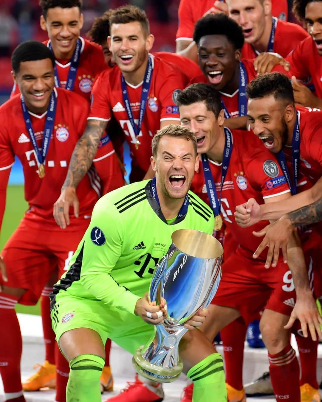 バイエルン・ミュンヘンさんのインスタグラム写真 - (バイエルン・ミュンヘンInstagram)「🏆🏆 #SuperCup Champions 2020 🏆🏆 #MiaSanChampions ______ #FCBayern #MiaSanMia #packmas #UCL #Uefa」9月25日 18時08分 - fcbayern