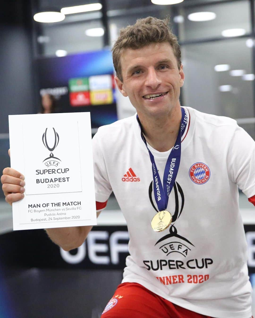 バイエルン・ミュンヘンさんのインスタグラム写真 - (バイエルン・ミュンヘンInstagram)「🏆🏆 #SuperCup Champions 2020 🏆🏆 #MiaSanChampions ______ #FCBayern #MiaSanMia #packmas #UCL #Uefa」9月25日 18時08分 - fcbayern