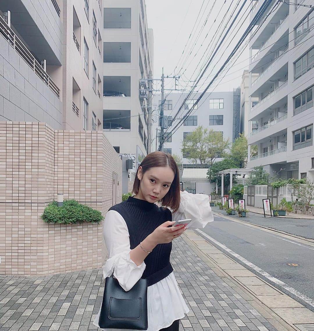 西本早希のインスタグラム：「・ 涼しかったから ニット着た昨日 🧶! 袖が可愛いんだけど あんまり写ってないね 今回はカバンも @fifth_store ! @editsheen_store  これ中が3つに分かれてて 使いやすい！ ・ ・ ・ #fifth #fifthtl #フィフス #ボリュームスリーブドッキングニット  #カジュアル #ニット #平均身長コーデ #shwf #ワンハンドルミニスクエアカラーバッグ #Editsheen  #エディットシーン #バッグ」