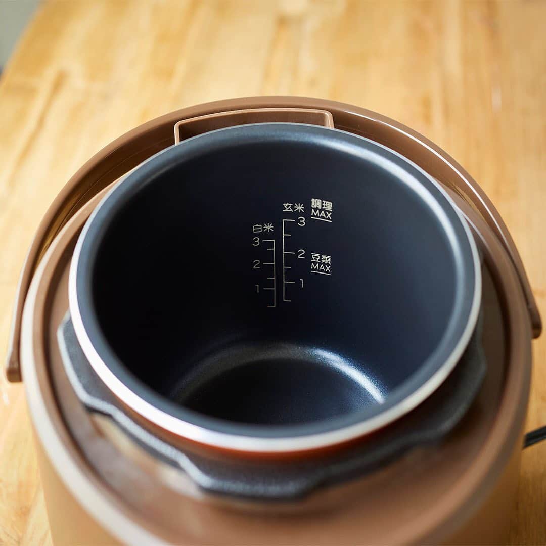 LOHACO（ロハコ）さんのインスタグラム写真 - (LOHACO（ロハコ）Instagram)「＼ほったらかし調理で毎日の料理を楽家事に🥘／  毎日の料理を少しでも手間を減らせたら嬉しいですよね。  「BRUNO crassy+ マルチ圧力クッカー」なら下準備をしてボタンを押すだけで、いつものおかずから手間のかかる煮込み料理まで、自動で調理ができちゃいます。  ごはん、スープ、カレー、煮込み、肉じゃがの基本メニューはワンタッチで調理が可能！  加圧時間を1分単位で設定できる「マニュアルモード」や、じっくり煮込んで味が染み込む「スロー調整モード」も搭載しているので、1台あれば、幅広い料理のレパートリーをお楽しみいただけます♪  火加減の調整も不要で鍋につきっきりにならなくてOKなので、自動調理している間はおかずをもう1品増やしたり、掃除や洗濯を済ませたり、家族と一緒に過ごしたりできます。  お色はアイボリーとブラウンの2色展開で、内なべの調理容量は1.5リットルで、3～4人に丁度いいサイズ。  保温・あたため機能もあり、お手入れも簡単です！  今ならご購入後のレビュー投稿でPayPayボーナスライト200円相当プレゼント中です。  この機会にぜひチェックしてみてください♪  ＿＿＿＿＿＿＿＿＿＿＿＿＿＿  ▼Instagramで紹介した写真の詳細は プロフィール @lohaco.jp から♪  ▼商品のURLはこちら https://685.jp/3jezDDK ＿＿＿＿＿＿＿＿＿＿＿＿＿＿＿   #BRUNO #ブルーノ #マルチ圧力クッカー #BRUNOがある暮らし #電気圧力鍋 #圧力鍋 #調理器具 #キッチン雑貨 #自動調理 #ほったらかし調理 #簡単料理 #手料理 #時短料理 #時短家事 #楽家事 #おうちごはん #おうちご飯 #おうちごはんlover #毎日ごはん #毎日の食卓 #おうち時間を楽しもう #暮らしを楽しむ #日々の暮らし #日々の生活 #暮らし #くらし #ロハコ #LOHACO #askul #アスクル」9月25日 18時01分 - lohaco.jp