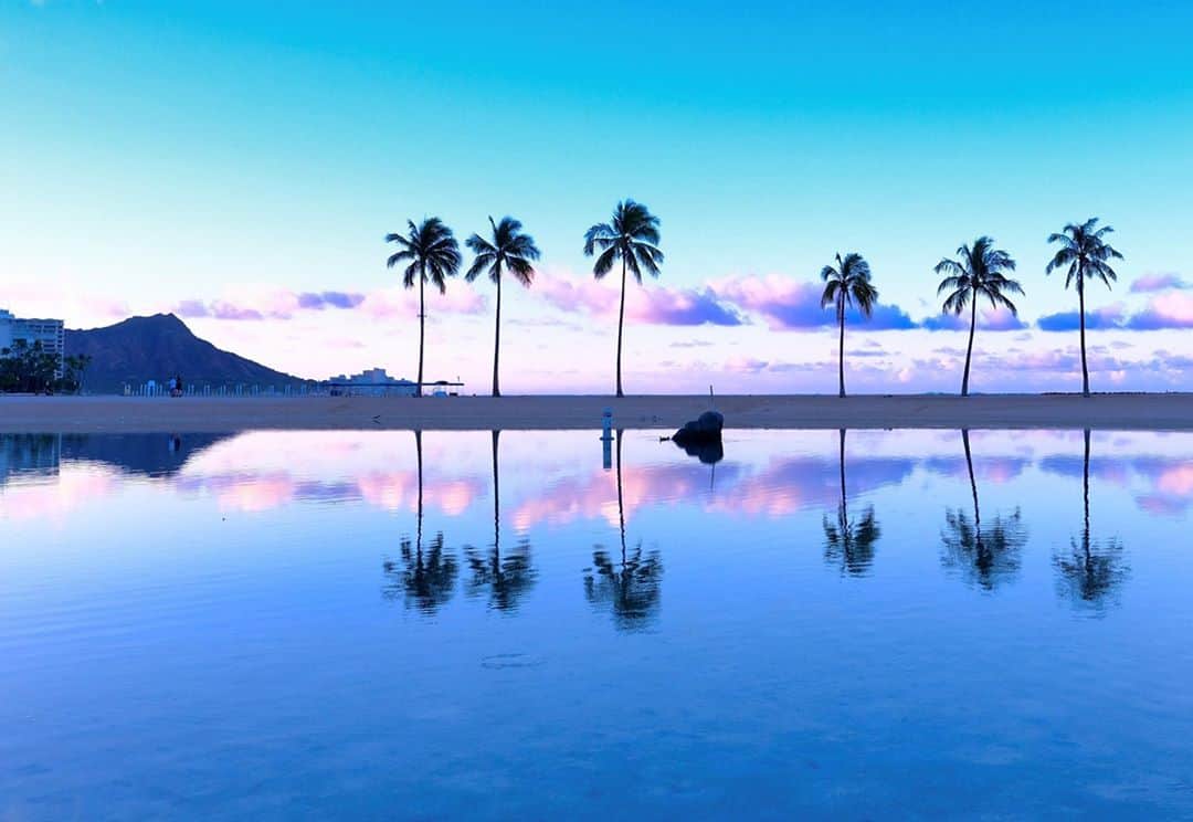 ハワイアン航空さんのインスタグラム写真 - (ハワイアン航空Instagram)「Happy #AlohaFriday ! 逆さダイヤモンドヘッドが映える、ちょっと神秘的な#サンセット のワンショット。 今週もお疲れ様でした🤙  📷 @photosbyLesNew 📍 #オアフ島 #ワイキキ  #ハワイに行きたい #ハワイの風景 #ハワイの夕日 #ハワイ好きな人と繋がりたい #ダイヤモンドヘッド」9月25日 18時03分 - hawaiianairlinesjp