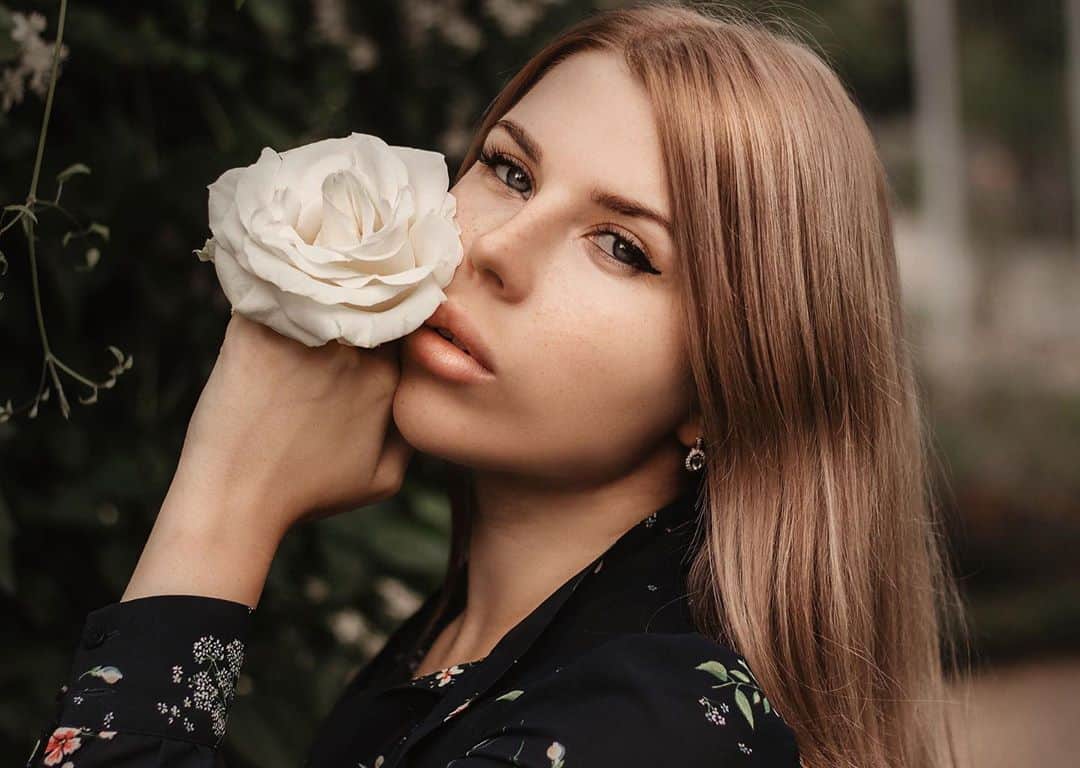 ALINA AKULAのインスタグラム：「Ухаживай за цветами, а не гоняйся за бабочками, и тогда бабочки прилетят к тебе сами. Так жизнь и устроена」
