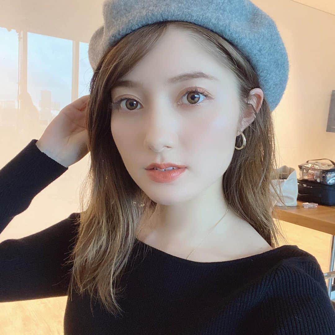 のインスタグラム：「. この間の撮影メイク👀🧡 . １週間前に( @met_beauty_clinic )で ダーマペンしたおかげでお肌の調子が良い✨ 頬のニキビ跡も少しずつ改善してきました☺︎ お肌が強くなったのかマスク荒れも 最近あまりしなくなって嬉しい🙇🏻‍♀️🌟 . @metbeautyclinic_horie @horie_yoshiaki . #metbeautyclinic #ダーマペン #ダーマペン4」