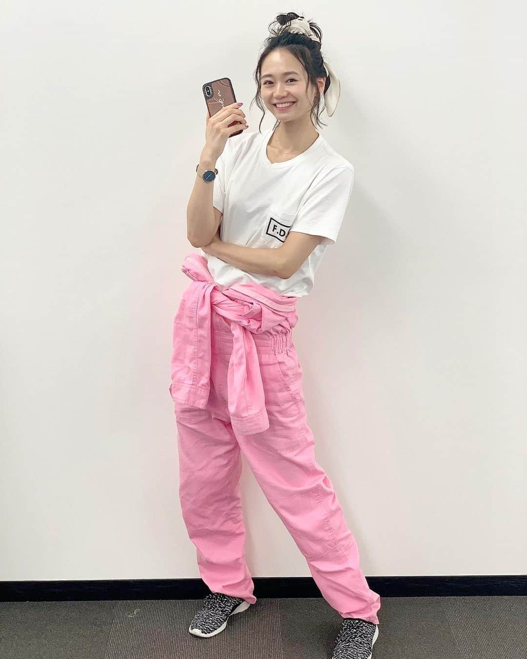 のインスタグラム：「【お知らせ】﻿ ﻿ 30日(水)23:59〜﻿ 日テレ系『それって⁉︎実際どうなの課』﻿ ﻿ 出演させて頂きます😊✨﻿ ﻿ もちろん、部屋の不用品売ったらいくらになるのか？企画でございます❤️﻿ ﻿ 今回はなんと具志堅用高さんの不用品を売ってまいりました☺️﻿ 世界チャンピオンの家にあるものとは…？﻿ ﻿ 驚きの金額にっ⁉️🤭﻿ ﻿ ぜひご覧下さいませませ🙇‍♀️💕﻿ ﻿ #それって実際どうなの課  #フリマアプリ #オークション #メルカリ #ピンクつなぎ  #具志堅用高 さん #凄かったなぁ #めずらしくお団子ヘア  #ルンルン #また放送前にインスタライブするかもっ😌」
