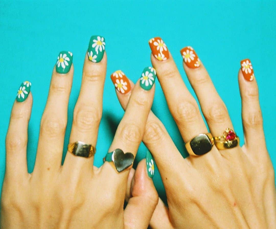UlalaGirlのインスタグラム：「Nail by @hiro.sucre 💚🧡💚🧡」