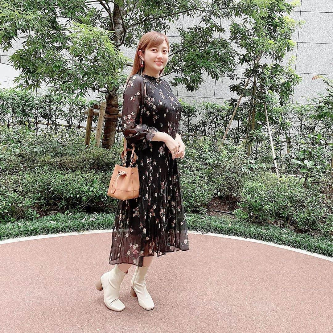 菊地亜美さんのインスタグラム写真 - (菊地亜美Instagram)「. 9月ももうすぐ終わりで、気づけば外が涼しくなっていて秋服へ🍁 花柄ワンピ @fifth_store 💐 もうサンダルからブーツ👢🤎 . #ootd #coodinate #fifth #fifthtl #フィフス #フェミニン #ワンピース #160cm以上コーデ #ママコーデ #花柄プリーツシフォンワンピース」9月25日 18時14分 - amikikuchi0905