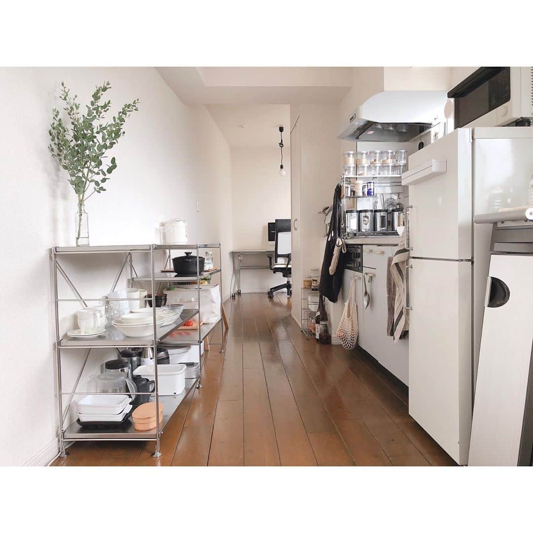 竹中友紀子のインスタグラム：「#おウチ時間  キッチンの景色。 注文していた背面収納のラック、 この状況の中入荷が遅れていたのですが、ようやく我が家に迎えることができました。 実は今までお手製の段ボール棚に食器類を収納していたんです^^; とりあえず収めただけの状態。 ここから使いやすさを追求しつつ整えていきたいと思います。  あ、ラックにチラリと写りこんでいるのは先日箱買いした大量のトマト。ここまで数が減りました^ ^」