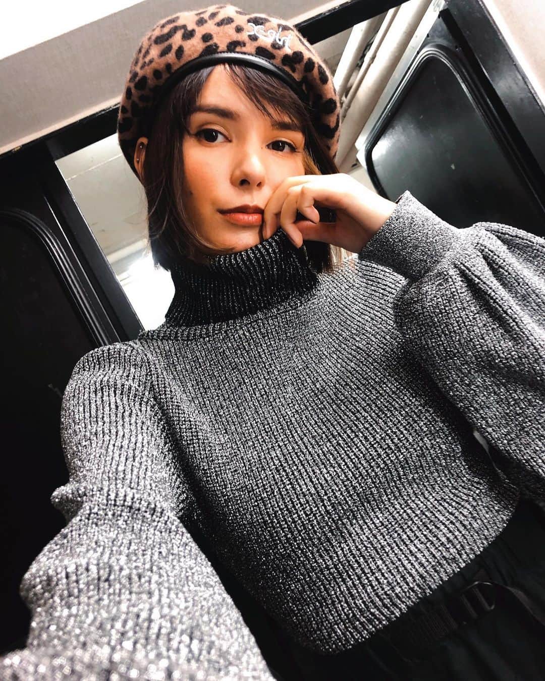 ケリーアンのインスタグラム：「このニットほすぃ🥺❤️ #ラメに弱い女」