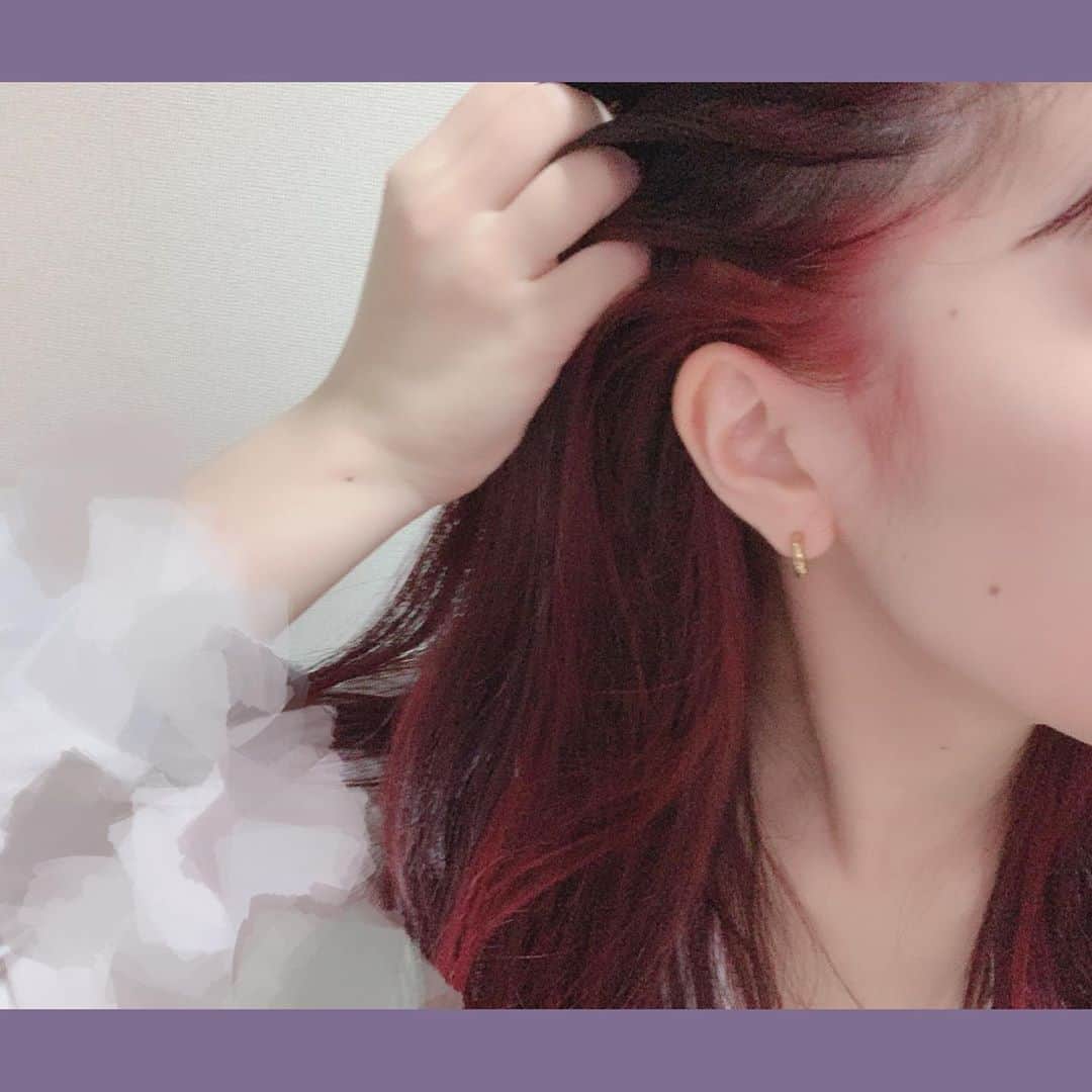 桜野羽咲さんのインスタグラム写真 - (桜野羽咲Instagram)「❤︎﻿ ﻿ ﻿ ﻿ ﻿ ﻿ ﻿ ﻿ 髪色を変えまして﻿ 暗めに❕﻿^ ^ ﻿ でも中は赤❕﻿ 髪を耳にかけると赤のハイライトが﻿ 出てくるイヤリングカラー👂🍒﻿ ﻿ アクセサリーみたいでかわいい。。﻿ ﻿ ﻿ ﻿ ﻿ ﻿ ﻿ ﻿ ﻿ ﻿ #newhair #hairstyle #haircolor #innercolor #redhair #mediumhair #shibuya #japanesegirl #イヤリングカラー #インナーカラー #ハイライトヘア #ミディアムヘア #ヘアカラー #赤 #不意打ち #トーンダウン #秋色 #오오티디 #머리스타그램 #팔로미 #✂ #🍒」9月25日 18時25分 - sakuranousa