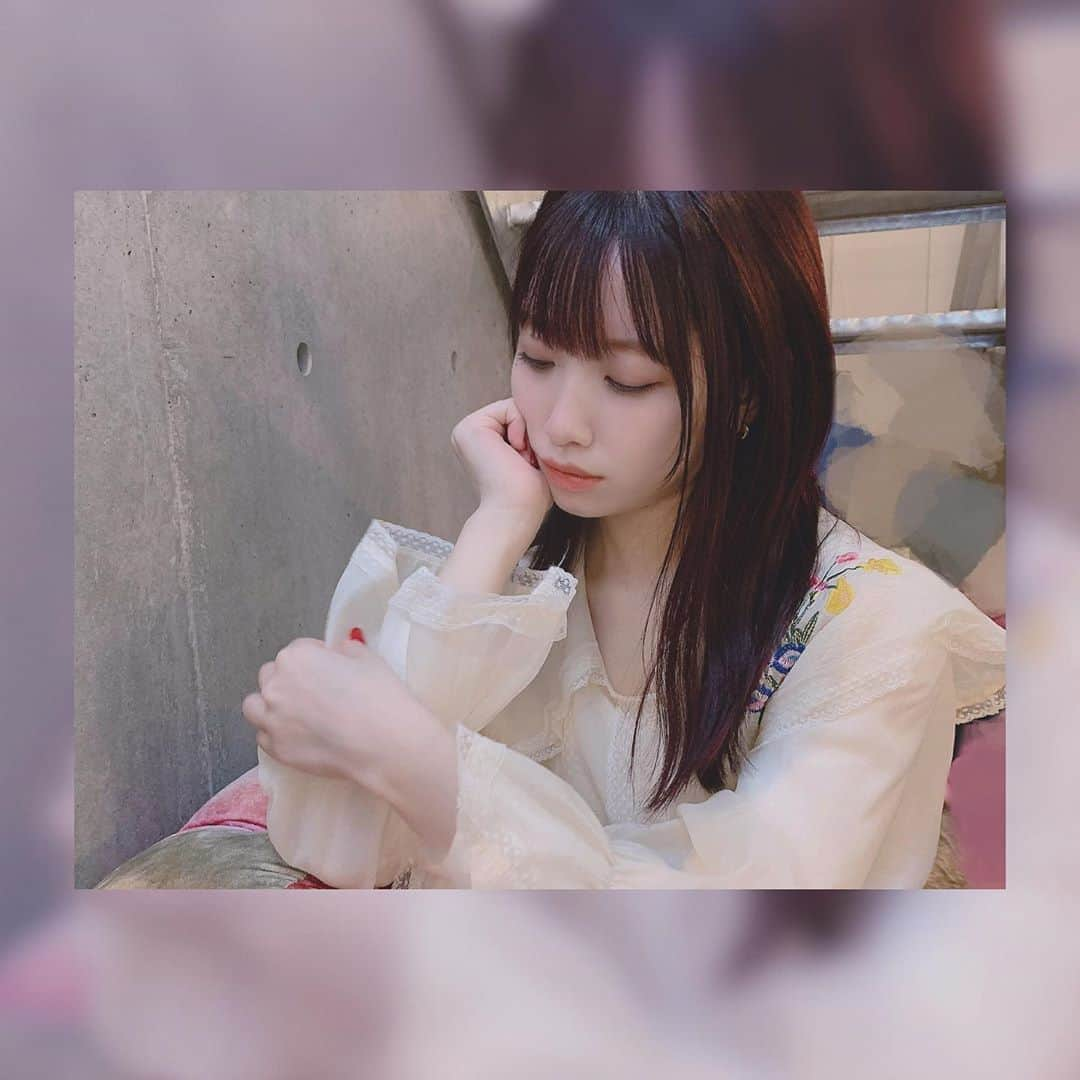 桜野羽咲さんのインスタグラム写真 - (桜野羽咲Instagram)「❤︎﻿ ﻿ ﻿ ﻿ ﻿ ﻿ ﻿ ﻿ 髪色を変えまして﻿ 暗めに❕﻿^ ^ ﻿ でも中は赤❕﻿ 髪を耳にかけると赤のハイライトが﻿ 出てくるイヤリングカラー👂🍒﻿ ﻿ アクセサリーみたいでかわいい。。﻿ ﻿ ﻿ ﻿ ﻿ ﻿ ﻿ ﻿ ﻿ ﻿ #newhair #hairstyle #haircolor #innercolor #redhair #mediumhair #shibuya #japanesegirl #イヤリングカラー #インナーカラー #ハイライトヘア #ミディアムヘア #ヘアカラー #赤 #不意打ち #トーンダウン #秋色 #오오티디 #머리스타그램 #팔로미 #✂ #🍒」9月25日 18時25分 - sakuranousa