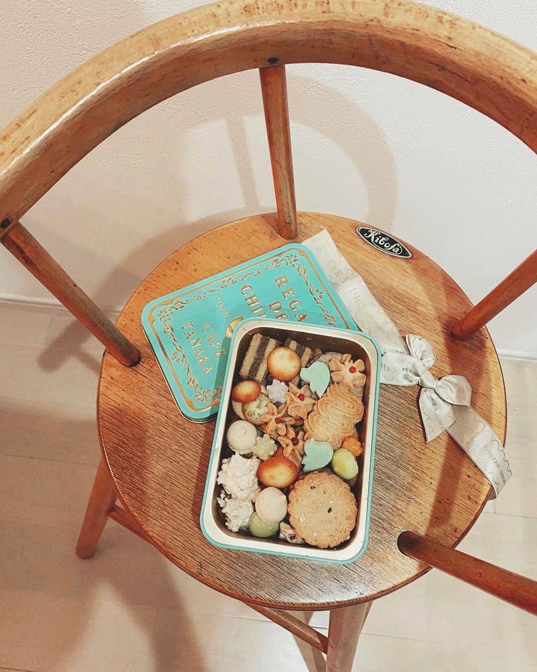 pisatamagoさんのインスタグラム写真 - (pisatamagoInstagram)「今更なんだけど。。夏バージョンの #cafetanaka さんのクッキー缶🍪  ちょっとずつ1人でこっそり食べてたら賞味期限切れてた🤣🤣🤣 でもね、おいしい💕← ☀︎ ☀︎ 小鳥が可愛いクッキーでした😌  #cokies#クッキー缶#カフェタナカ#クッキー#可愛いお菓子」9月25日 18時18分 - audreysunnyday