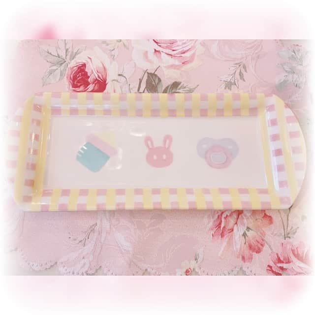 月宮まどかのインスタグラム：「🍼🐰🥛🐰🍼🐰 . . インストラクター課題の 四角いプレート🍽💭 . ギンガムチェックにしたくて 二回にわけて焼いたけど . ポスティングより何より マスキングテープ全面に 貼ったのが疲れました🐰 . 型はいつものごとく 面倒くさがりなので フリーハンド✂️ . おしゃぶり伝わるかな🍼 . お皿の形的だけで見たら 餃子乗ってそう🥟 . . #porcelarts #handmade #interior #interiordesign #porcelartslesson #sweets #cute #cat #ポーセラーツ #ハンドメイド #転写紙 #猫 #ピンク好きな人と繋がりたい #かわいい #インテリア #フランフラン #リボン #chanel #アフタヌーンティーセット #お茶会 #手作り #習い事 #セーラームーン」