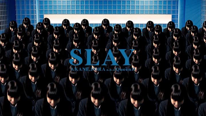 のインスタグラム：「“SLAY” VIDEO OUT NOW 🗄 ﻿ DNT be swayed by the opinions of those around yuu and yuu ..nothing is wrong wiz being ourselves.﻿ live ur life babes 🦩🦋♡﻿ ﻿ ﻿ Director: @naotoabe_ncas  Asst Dir: @makoto_2104 ﻿ Lighting Dir : @sugai_ncas ﻿ Lighting Asst: @isogairaito  Camera Asst: @meitoabe_ncas ﻿ Hair & Make: @yuu_sioh ﻿ Casting: Ryosuke.H﻿ Dancer: @shanistagram , @aby_moniq , @risa_osaru , @ukireggaxxy ﻿ ﻿ SP thx : Macintosh @mido_jp  @carharttwip @carharttwip_tokyo ﻿ @kickslab   ....link in my bio📰」