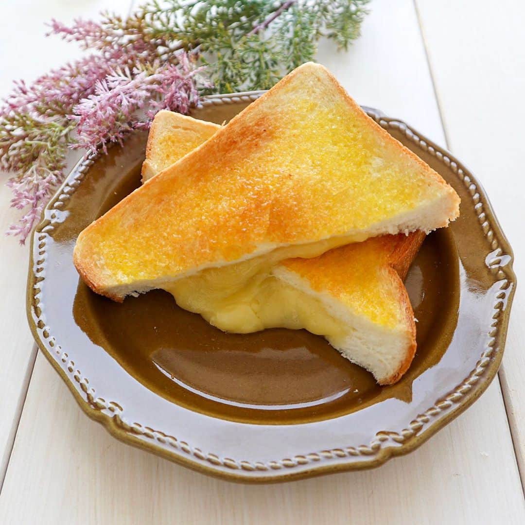 ソントン株式会社さんのインスタグラム写真 - (ソントン株式会社Instagram)「【パリッとろ食感！ブリュレチーズトースト】 シュガートースト ブリュレ・プリン風味を塗って 焼いたパリッパリのトーストの中から、 とろけたチーズが溢れる新食感レシピをご紹介😋💕 . まず厚切り食パンの、みみから切り込みを入れて、 シュレッドチーズをたっぷり詰めるんです☝🏻 シュガートースト ブリュレ・プリン風味を塗って焼くと 表面はパリパリッ！中からとろっととろけたチーズが出てきて これはもう、悪魔的旨さです😈⚠️ . ぜひお試しください☀️ . . ◆使用商品 シュガートースト ブリュレ・プリン風味 . . レシピの詳細は（@sonton.official）のURLからどうぞーーーーーーーーーーーーーーー . #シュガートースト #ブリュレ #ブリュレプリン #シュガートーストブリュレプリン風味 #パリパリ #パリパリ食感 #食感 #食感がたまらない #悪魔的 #悪魔的なうまさ #食べすぎ注意 #食べ過ぎ注意報 #簡単レシピ #食パンレシピ #チーズ #チーズ好きにはたまらない #アレンジレシピ #チーズたっぷり #感動の美味しさ #食パン好き #パン活 #おうち時間 #tagforlikes #tagforlike #ソントン #sonton #ソントンのある生活 #instafood #パンのある暮らし」9月25日 18時34分 - sonton.official