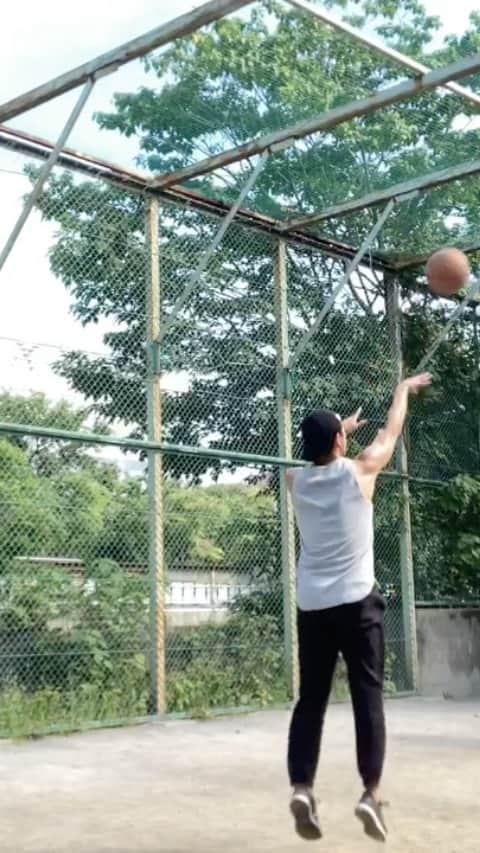江口雅也のインスタグラム：「久々の動画投稿！ たまたま近所にバスケコートがあったので、久しぶりにシューティングしてみました😉  編集は良いところだけを切りとってますので、悪しからず、、笑笑  やはり、バスケは足腰だなと痛感💦 中盤から脚が重くてジャンプが落ちる！  ジャンプが落ちるから、腕の力でシュートを打つ！  安定せず外れやすい！ 天気良くなったらまたやります💪  #メンズモデル #モデル #バスケ #シューティング #1人バスケ #モデルのオフ」